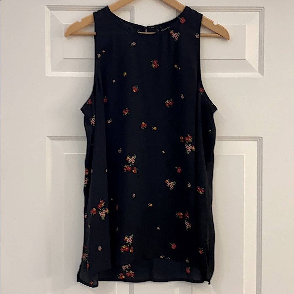 Sleeveless Blouse with side slits. Size L